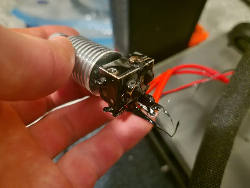 A photo of a fucked-up extruder [5].