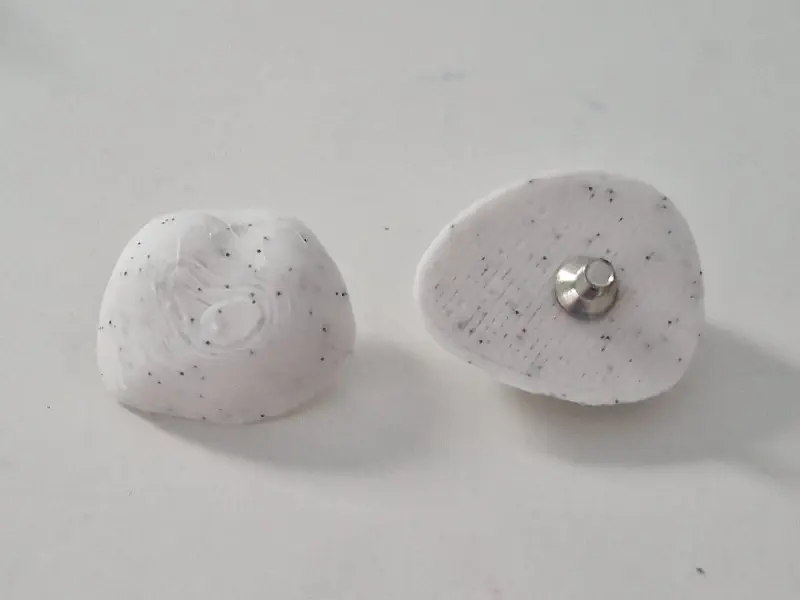 Photo of how the screws are done [1].